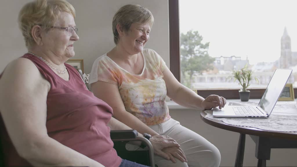 Bewoonster Anna en haar dochter Els reminisceren