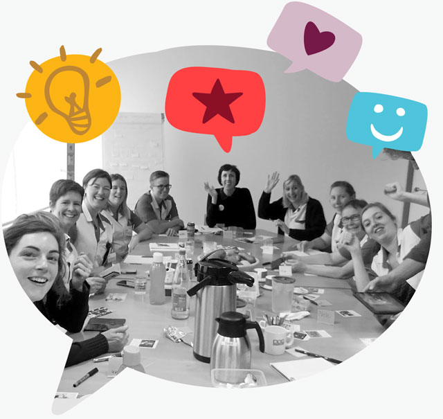 Medewerkers van het woonzorgcentrum samen aan tafel tijdens een workshop