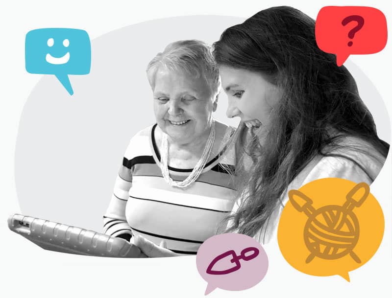 Bewoner en verzorgster gebruiken samen de Soulcenter app op een tablet